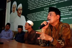 Ketua PWNU Jatim KH Moh. Hasan Mutawakkil Alallah bersama jajaran Syuriah PWNU Jatim.
