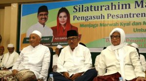 DUKUNG: H Imam Utomo, mantan Gubernur Jawa Timur, memberikan dukungan pada barisan para kiai di Lirboyo