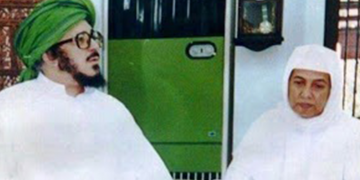 Muhammad bin Alawi al-Maliki bersama KH. Asrori al-Ishaqy RA